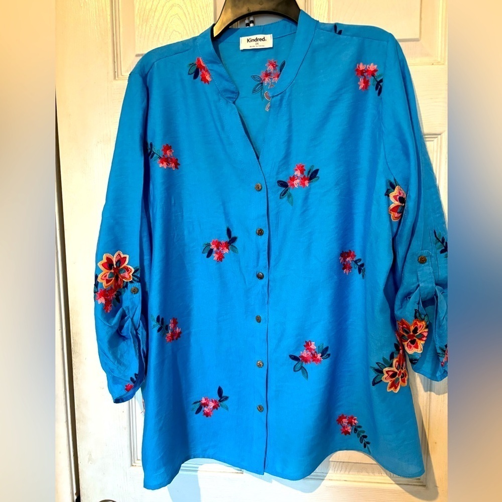 NWOT Kindred Floral Design Embroidered Blouse Button Down Front